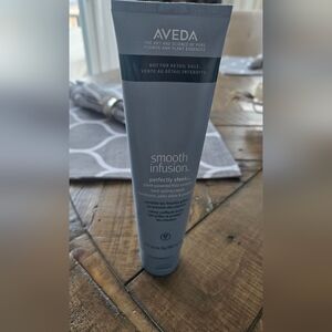 AVEDA Smooth Infusion Perfectly Sleek Cream in Gray